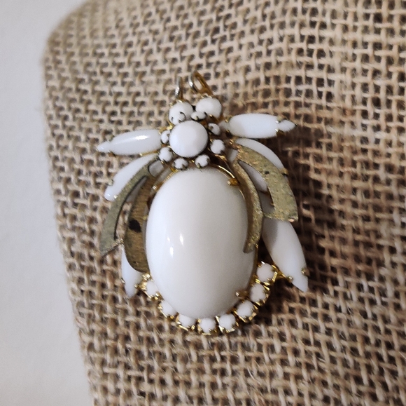 Vintage JULIANA Delizza & Elster Milk Glass Bee Bug Insect Pin Brooch - Picture 5 of 16